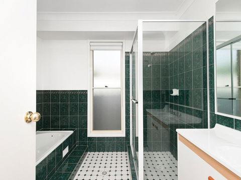 Fingal Waves @ Fingal Bay NSW - Dentist Search 3