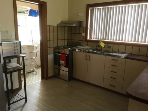 Flat 2, 42 McMillan Rd - Dentist Find 3