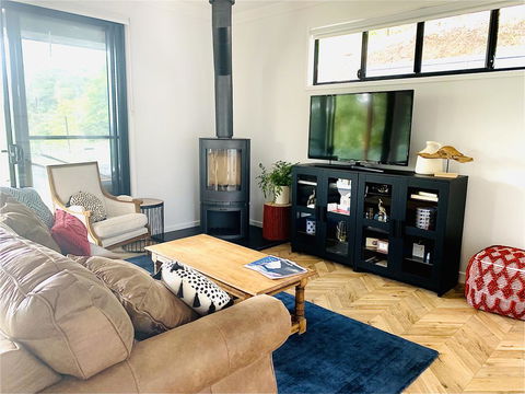 Fletchers Ridge Brand New Luxury Guest House - Dentist Search 2