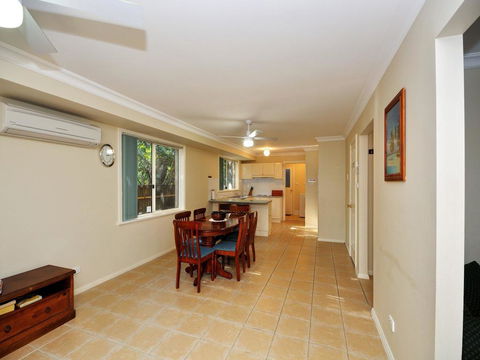 Four Bedroom Quality Townhouse - Dentist Search 1