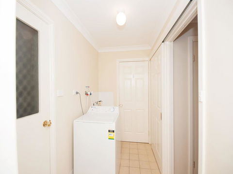 Four Bedroom Quality Townhouse - Dentist Search 3