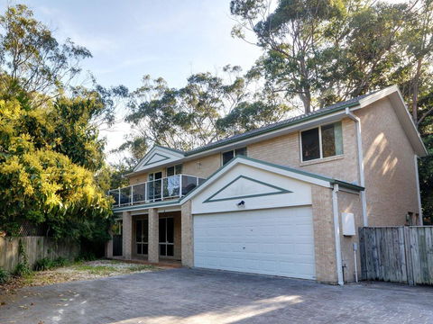 Four Bedroom Quality Townhouse - Dentist Search 0