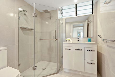 Fully Renovated Frangipani Beach Front Apartments - Dentist Find 1