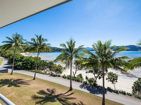 Fully Renovated Frangipani Beach Front Apartments - Dentist Find 3