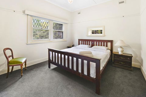GlenIris Beautiful 6BedderFamily House+2Bath+Pool - Dentist Find 3