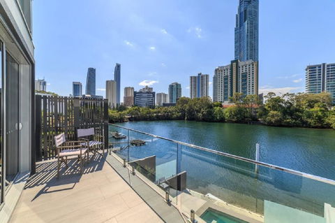 Gold Coast Private Homes - Waterfront Villas, Paradise Island - Dentist Find 0