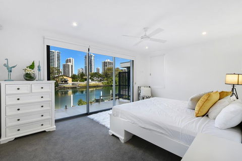 Gold Coast Private Homes - Waterfront Villas, Paradise Island - Dentist Find 3