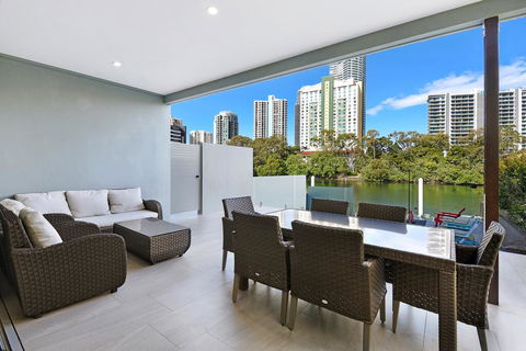 Gold Coast Private Homes - Waterfront Villas, Paradise Island - Dentist Find 1