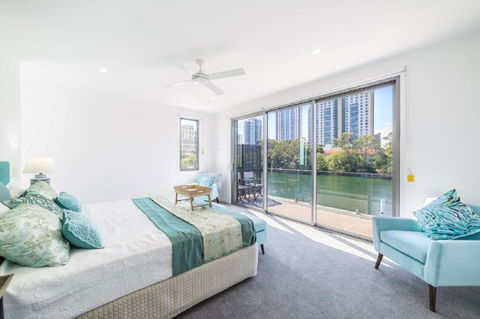 Gold Coast Private Homes - Waterfront Villas, Paradise Island - Dentist Find 2