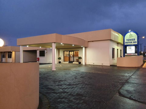 Golden Chain Tower Motor Inn - Dentist Find 1
