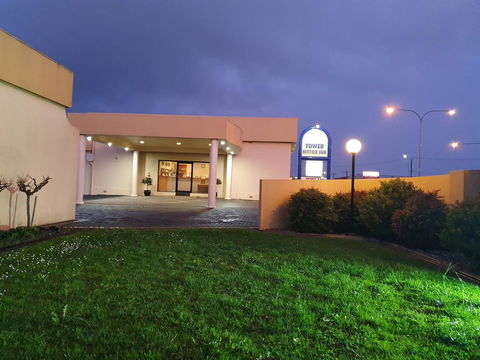 Golden Chain Tower Motor Inn - Dentist Find 3
