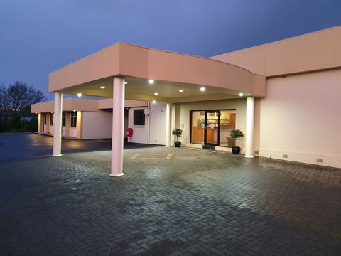 Golden Chain Tower Motor Inn - Dentist Find 2