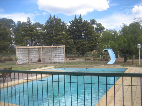Golden Hills Motel - Dentists Australia 0