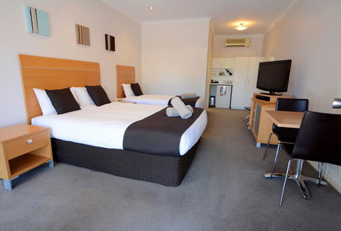 Golden Reef Motor Inn - Dentists Australia 3