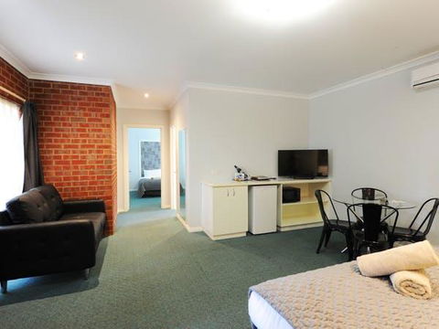 Golden Reef Motor Inn - Dentists Australia 1