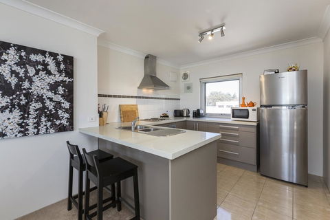 Golden Sands Beach Apartment - Dentist Search 3