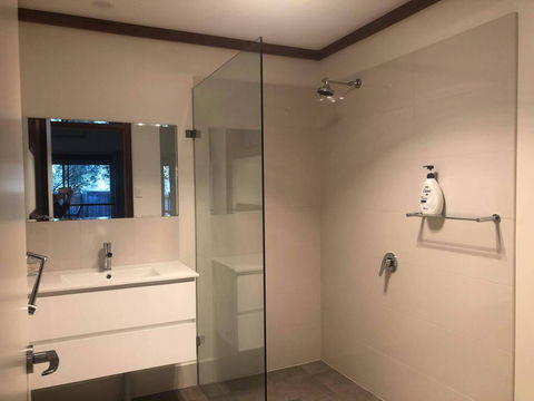 GRAPE JUICE STUDIOs 4km To Town And Surfers Point - Dentist Search 2