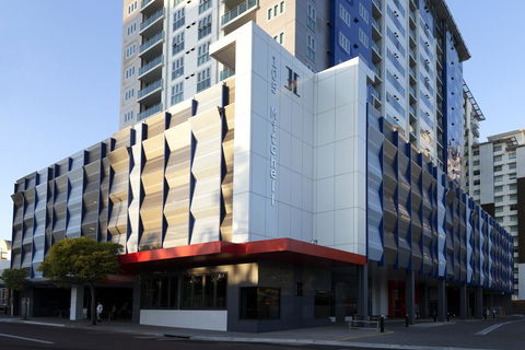 H On Mitchell Apartment Hotel - Dentist Find 0