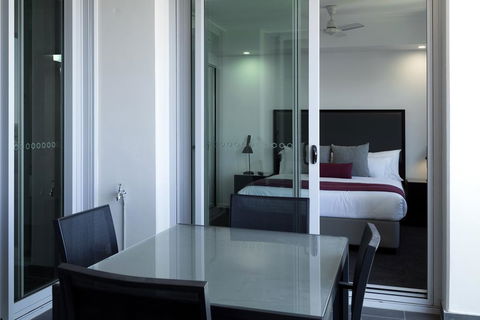 H On Mitchell Apartment Hotel - Dentist Find 1