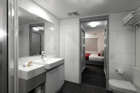 H On Mitchell Apartment Hotel - Dentist Find 2