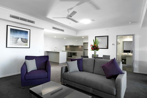 H On Mitchell Apartment Hotel - Dentist Find 3