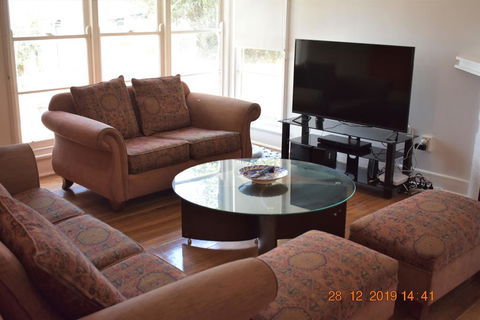Happy Cozy House For Holidays, Beach, BBQ, Pet Friendly 35kms From CBD In Country Life Style !!! - Dentist Search 2
