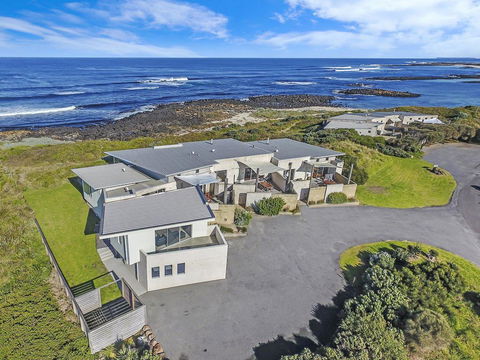 HEARN'S BEACHSIDE VILLA 9 - Dentist Find 0