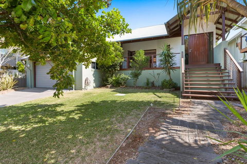 Hidden Escape On Casuarina Beech - Dentist Find 2