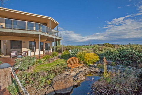 Hilltop Apartments Phillip Island - Dentist Find 0