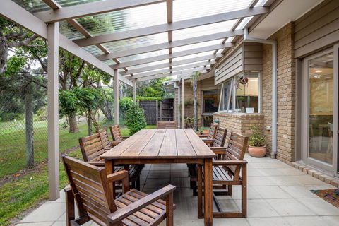 Hilltop Beach House: Newly Updated - Dentists Australia 0