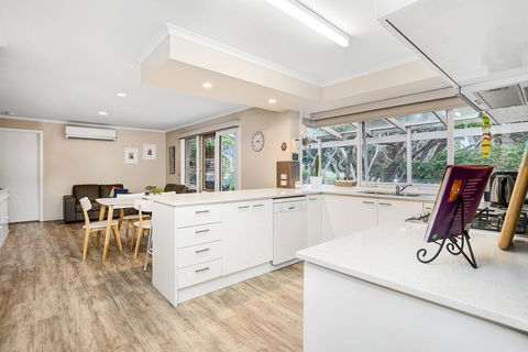 Hilltop Beach House: Newly Updated - Dentists Australia 2