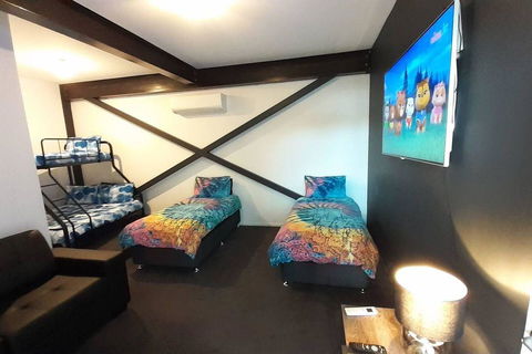 Hobart Waterfront Luxury Retreat - Dentist Find 1
