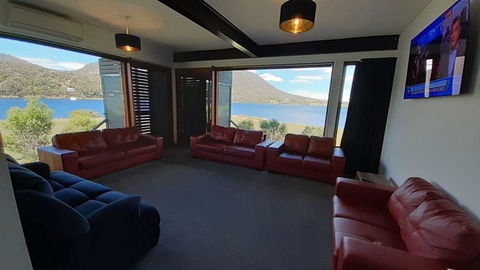 Hobart Waterfront Luxury Retreat - Dentist Find 3