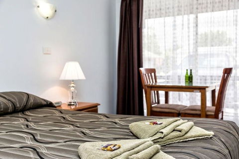 Holbrook Town Centre Motor Inn - Dentist Find 3