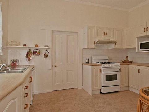 Hollyoak Cottage - Delightful, Ducks And Doileys! - Dentist Find 1