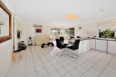 Hook Wine And Sinker Hervey Bay - Dentist Find 1