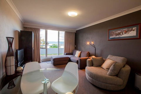Horizons 414 - Lake Jindabyne Waterfront - Dentist Find 3
