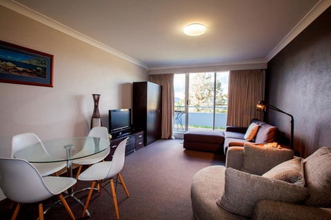 Horizons 414 - Lake Jindabyne Waterfront - Dentist Find 1