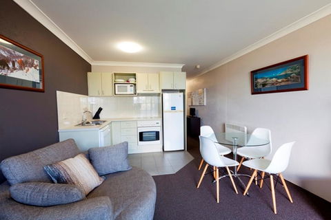 Horizons 414 - Lake Jindabyne Waterfront - Dentist Find 2