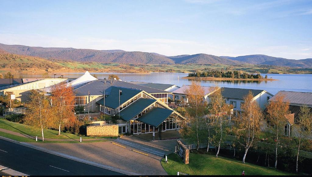 Horizons 418 - Lake Jindabyne Waterfront