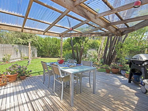 Just Beachy Beach House - Pet Friendly! - Dentists Australia 3