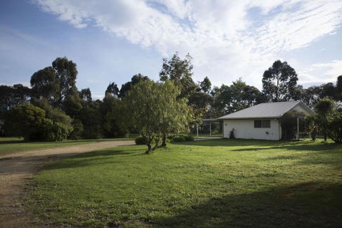 Karinya Cottage - Pet Friendly Country Retreat - Dentist Find 2