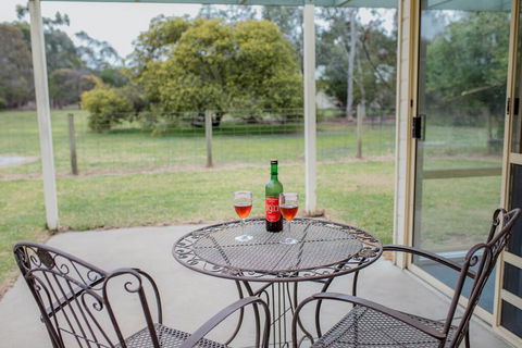 Karinya Cottage - Pet Friendly Country Retreat - Dentist Find 0