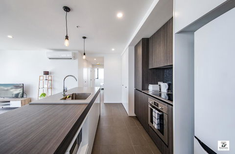KOZYGURU BROADBEACH AMAZING VIEW 2 BED APT + FREE PARKING WALK TO BEACH QBR004 - Dentist Search 3