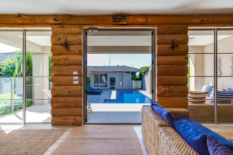 Kraimorie Large Family Beach House With Pool, Superb Water Views, Pool, And Games Room - Dentist Find 3