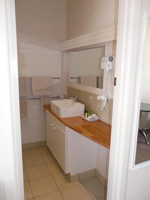 Lake Bolac Motel - Dentist Find 2
