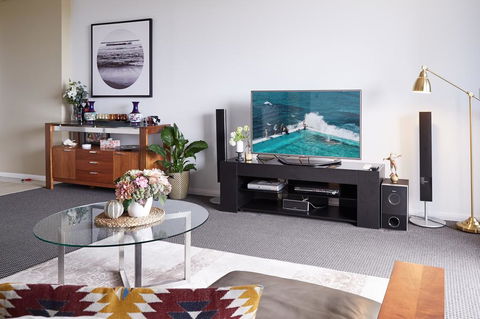 Light-Filled Designer Apartment With Amazing Views - Dentist Find 0