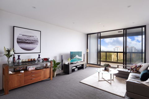 Light-Filled Designer Apartment With Amazing Views - Dentist Find 3