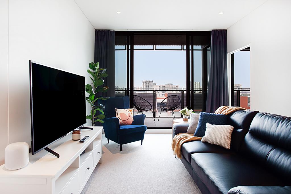Luxe Apartment Five Minutes From Airport and City
