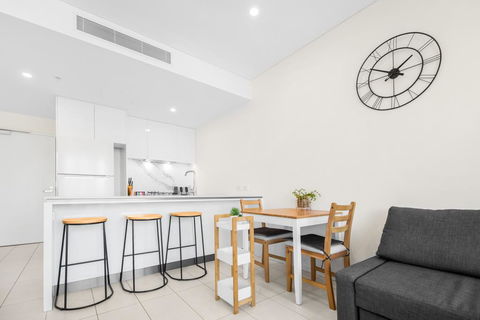 Luxe Apartment With Balcony And Pool Near Galleries - Dentist Search 1